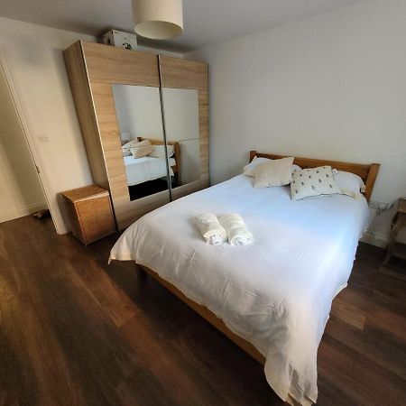 Comfortable Two Bedroom Modern Apartment ロンドン エクステリア 写真
