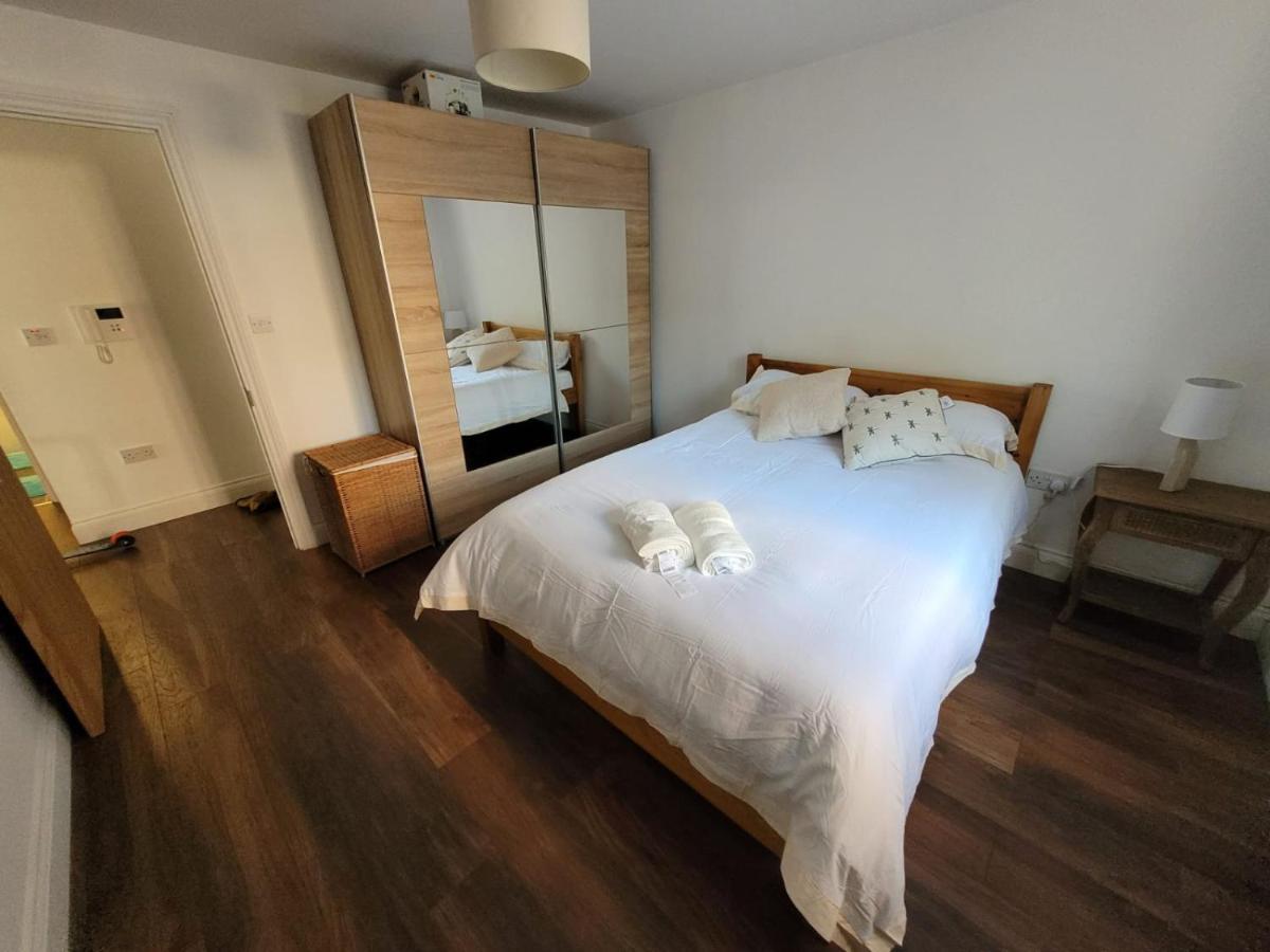 Comfortable Two Bedroom Modern Apartment ロンドン エクステリア 写真