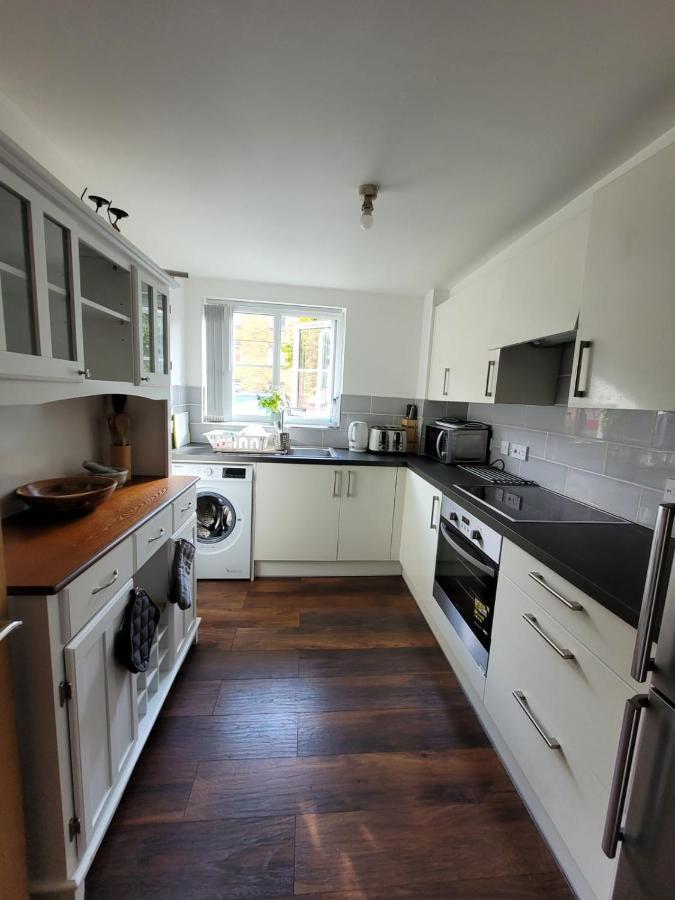 Comfortable Two Bedroom Modern Apartment ロンドン エクステリア 写真