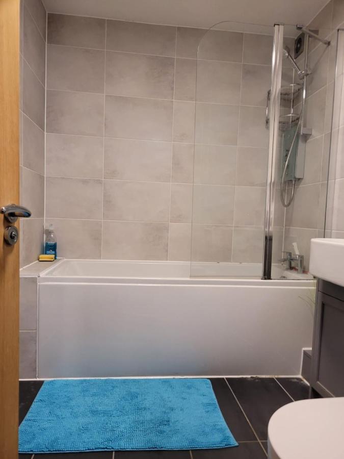 Comfortable Two Bedroom Modern Apartment ロンドン エクステリア 写真