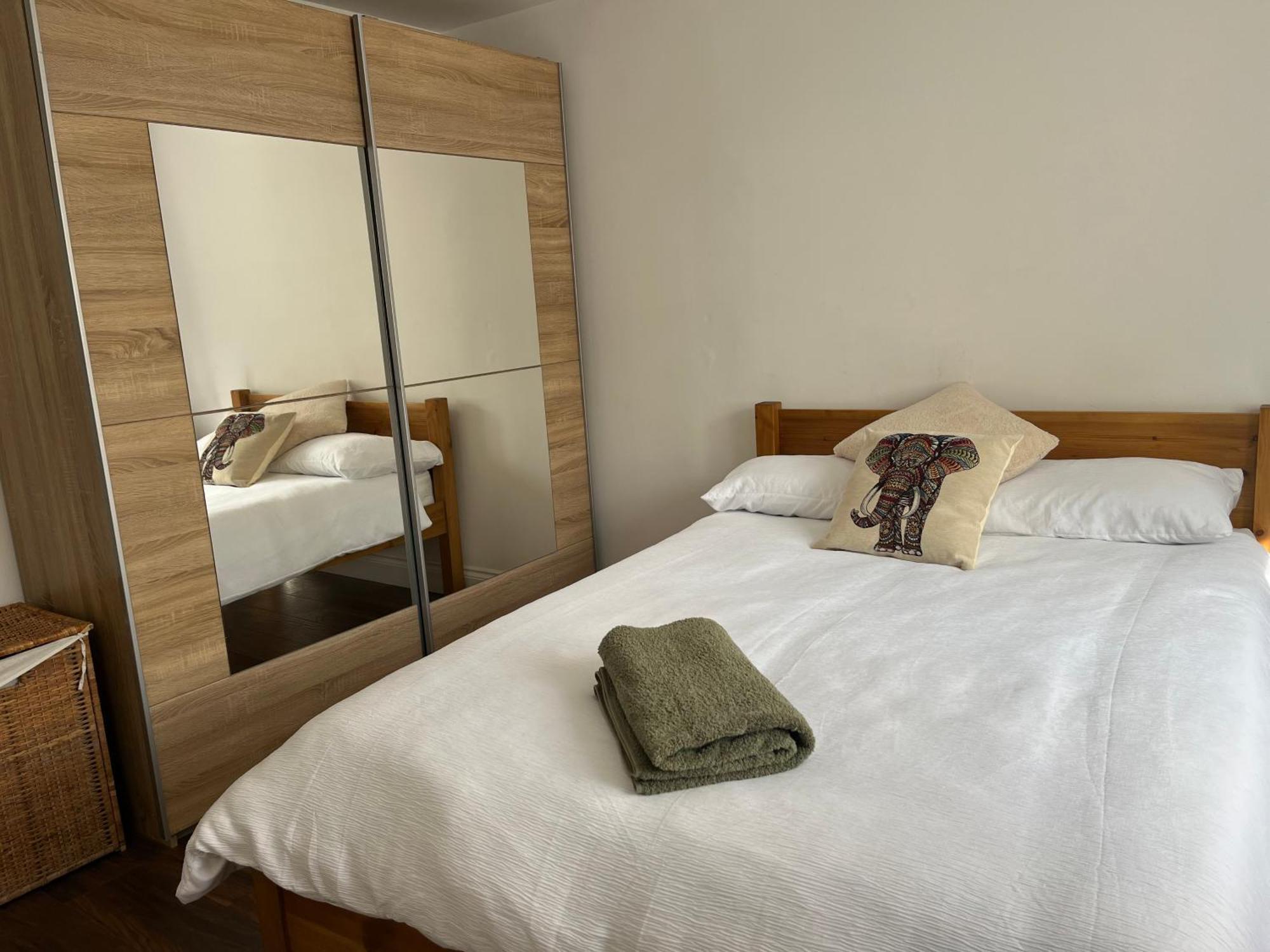 Comfortable Two Bedroom Modern Apartment ロンドン エクステリア 写真